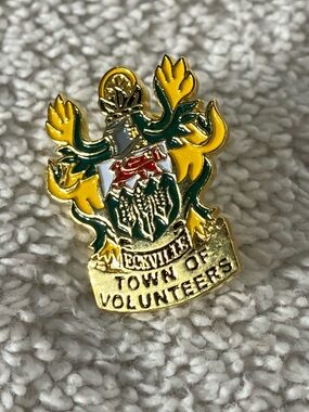 5/$35 Vintage Eckville Alberta Town of Volunteers Crest Souvenir Lapel Pin
